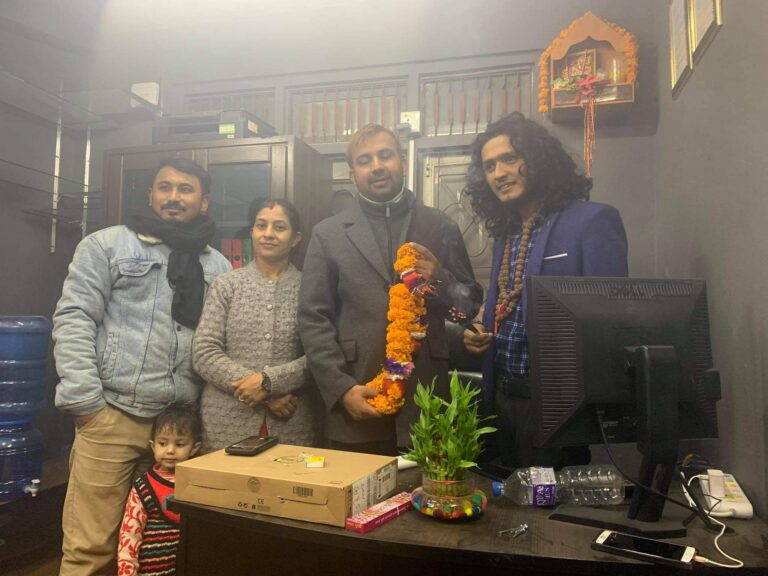(Al EKHTEYAR AL AKHEER TR LLC) का संचालक बाट  विशेष सम्मान ग्रहण गर्दै ज्यो.प्रभु”ईश्वर”